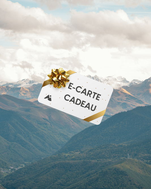 La photo montre une carte-cadeau virtuelle avec un nœud doré sur le dessus. Elle est superposée sur une image de montagnes avec des sommets enneigés et des vallées verdoyantes.