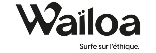 Logo avec le texte "WAILOA" en grandes lettres noires. Le logo est orienté verticalement et semble être sur un fond blanc.