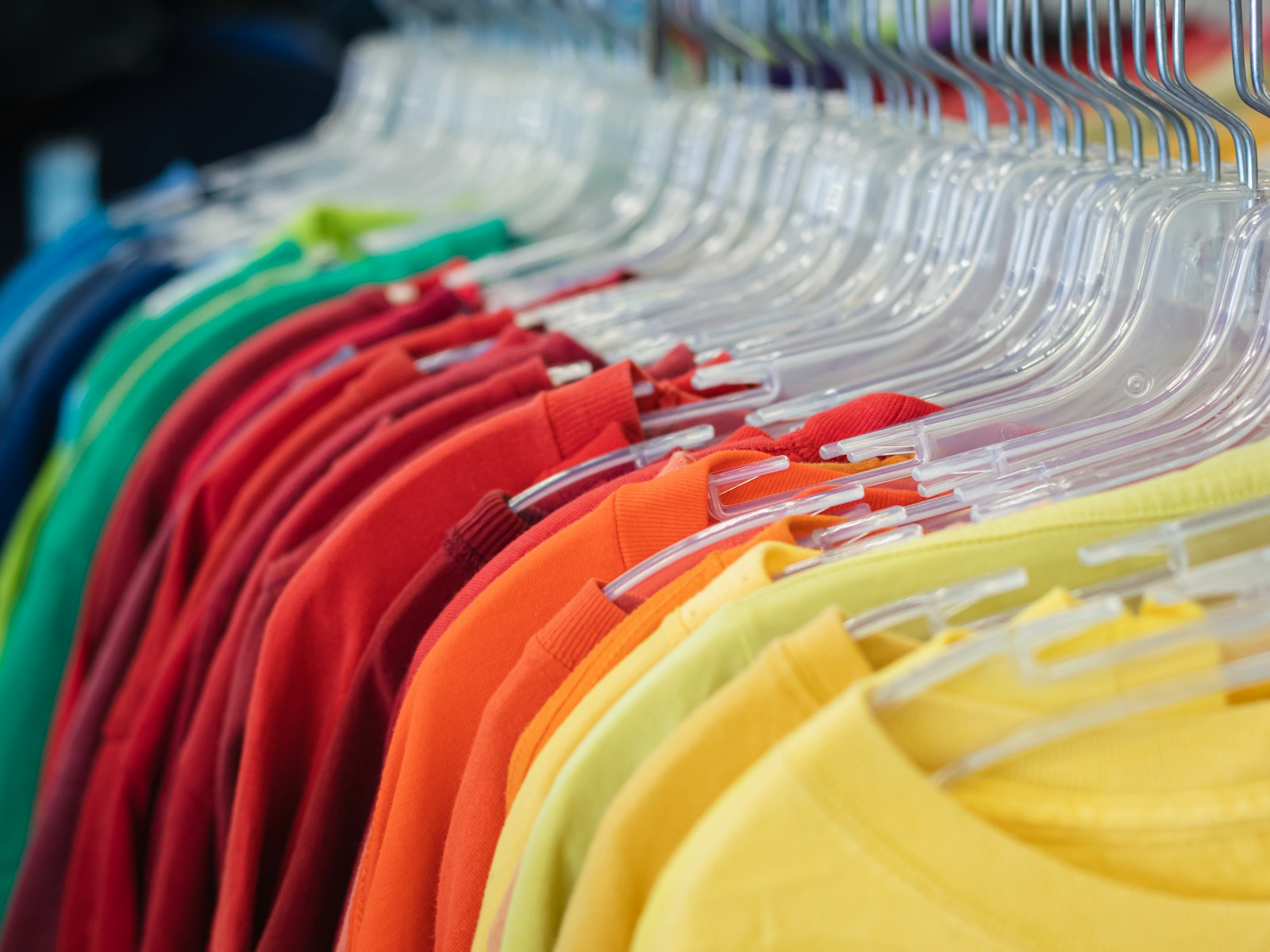 T-shirts colorés sur un portant – illustration pour l'article "Le guide ultime du t-shirt parfait signé Waïloa"