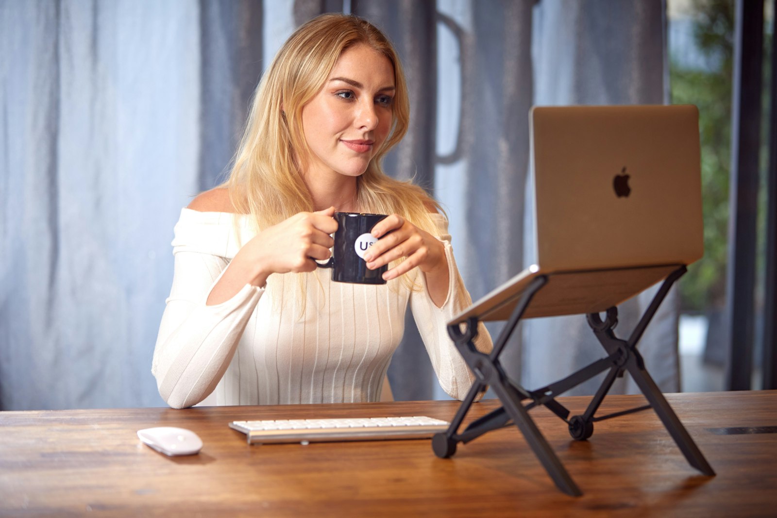 Femme travaillant sur ordinateur portable, vie de solopreneure – illustration pour l'article "Les coulisses d'un shooting Waïloa"