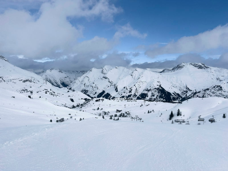 Piste de ski, montagne enneigée – illustration pour l'article "vocabulaire au ski"