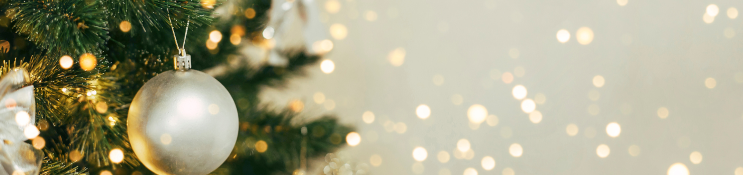 Sapin de Noël avec boule et paillettes scintillantes