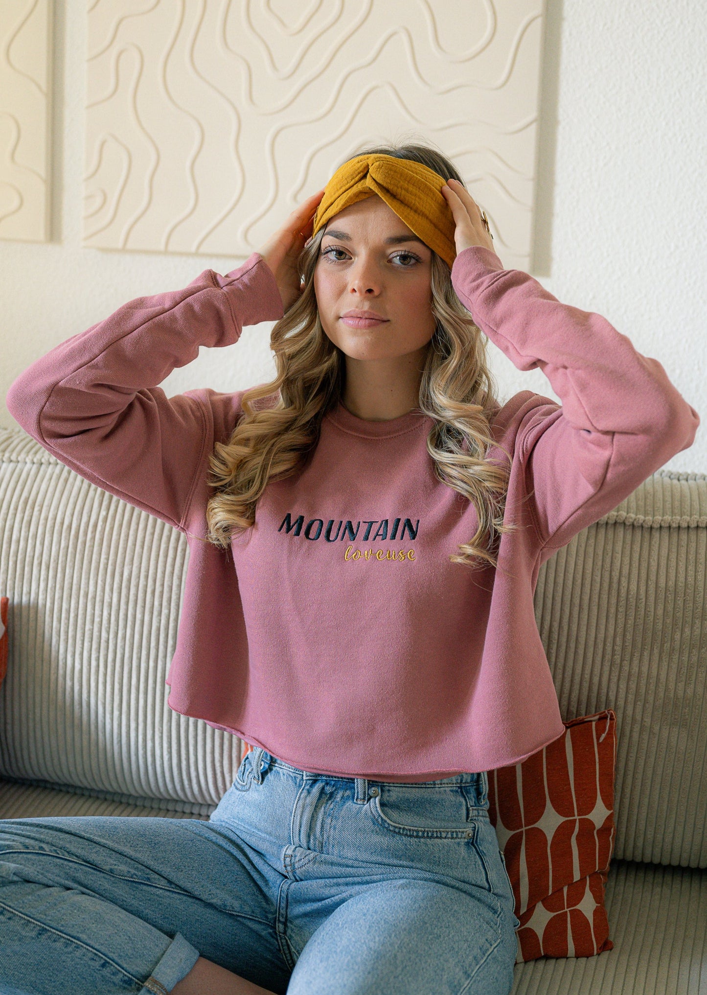 Sweat cropped Mountain Loveuse rose