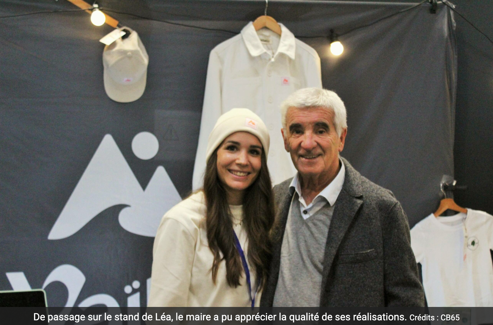 De passage sur le stand de Waïloa, Monsieur Gérard Trémège, maire de Tarbes a pu apprécier la qualité ses réalisations de la marque de Léa. Ils posent tous les deux devant le stand Waïloa à la Foire exposition de Tarbes lors de la Braderie du Ski en Novembre 2023.