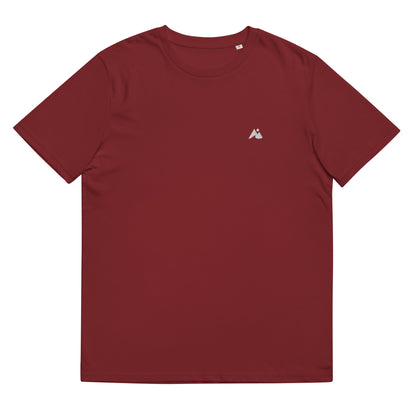 Il s'agit d'une image d'un t-shirt unisexe de couleur bordeaux. Le t-shirt est présenté sur un fond blanc. Il y a un petit logo montagne et vague blanc sur la poitrine côté cœur.