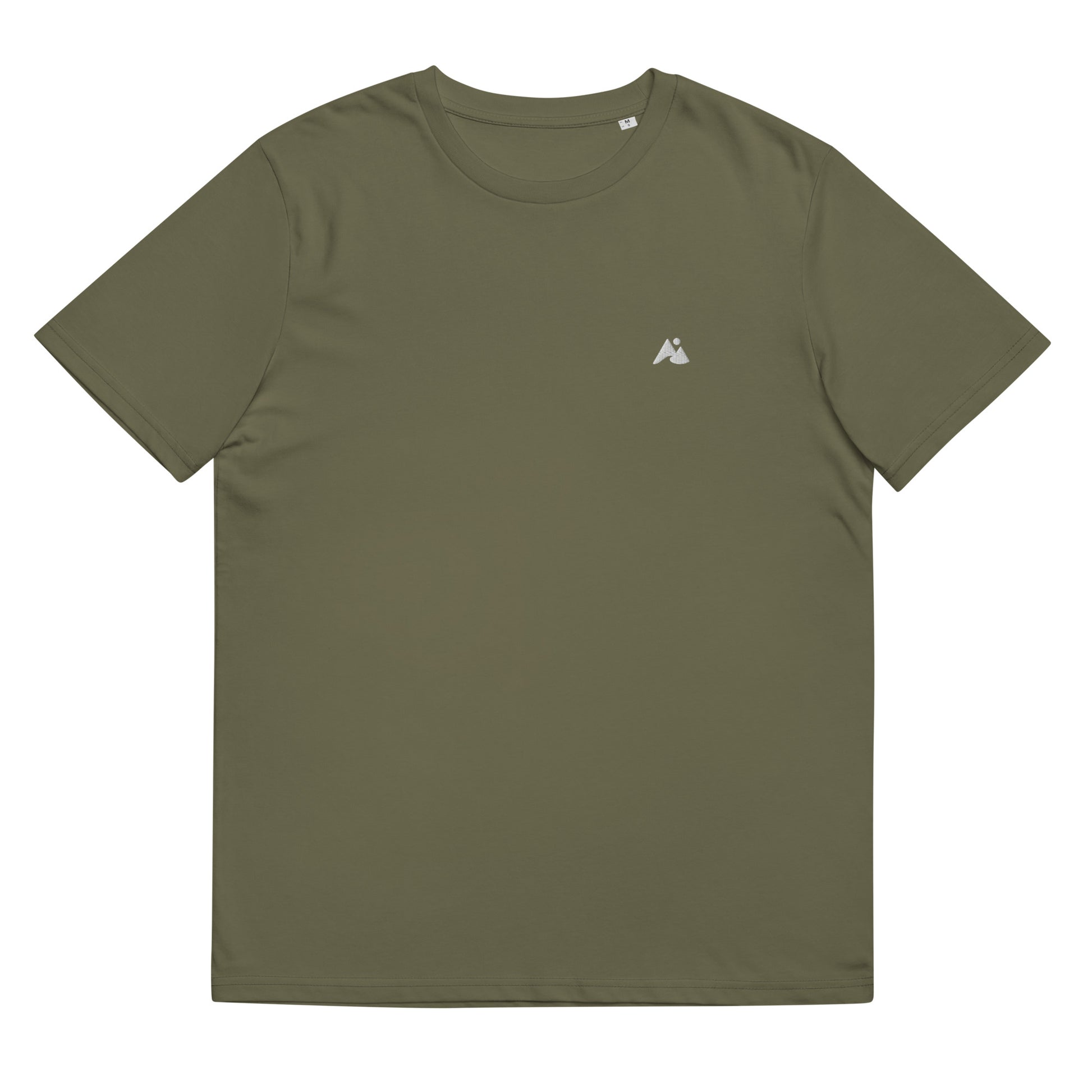 Il s'agit d'une image d'un t-shirt unisexe de couleur vert kaki. Le t-shirt est présenté sur un fond blanc. Il y a un petit logo montagne et vague blanc sur la poitrine côté cœur.
