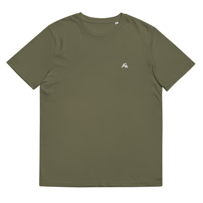 Il s'agit d'une image d'un t-shirt unisexe de couleur vert kaki. Le t-shirt est présenté sur un fond blanc. Il y a un petit logo montagne et vague blanc sur la poitrine côté cœur.
